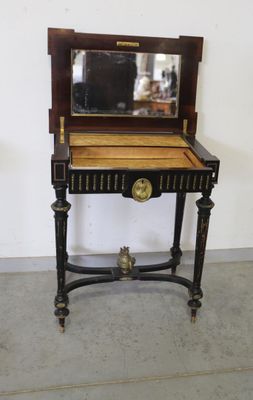 une petite table sur laquelle se trouve un miroir