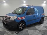 la photo d'une camionnette bleue garée dans un garage