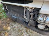 un radiateur situé à l'avant d'un camion qui en est équipé