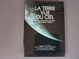 On voit ici la couverture du livre *La Terre vue du ciel*