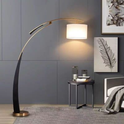 Le lampadaire se trouve à côté du lit dans la chambre.