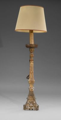 une photo d'une lampe de table surmontée d'un abat-jour beige