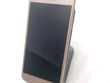 a cell phone that is sitting on top of a stand
