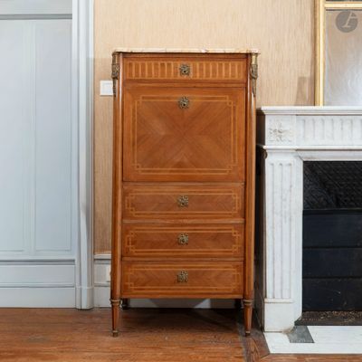une grande commode placée près de la cheminée dans un salon