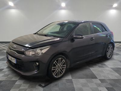 une voiture grise garée sur le sol en damier d'un garage