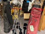 de nombreux types de clubs et de sacs de golf exposés en magasin