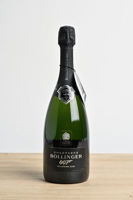 la bouteille de champagne est posée sur une table en bois