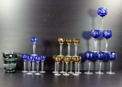 de nombreux verres à vin posés les uns à côté des autres sur une table