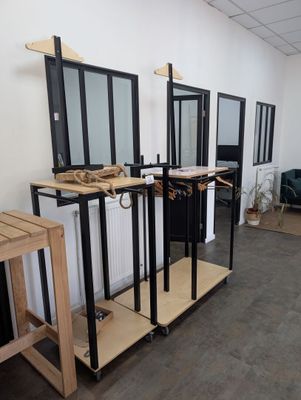 2 MEUBLES présentoirs textile mobiles.