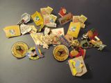 un tas d'épingles et d'aimants posés sur une table
