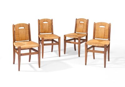 quatre chaises en bois sont alignées sur un fond blanc
