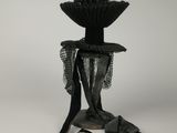 un vase noir surmonté d'un éventail