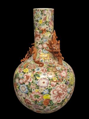 CHINE, vers 1900 Vase bouteille en porcelaine et émaux de st…