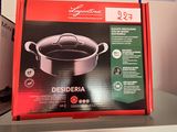 une boîte posée sur une étagère de magasin, fermée par un couvercle