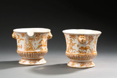 une paire de vases ornés de motifs dorés et blancs sur un fond gris