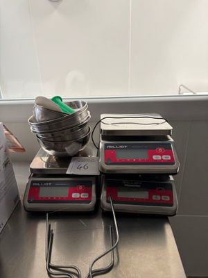 trois bols et un bol posé sur une balance de cuisine