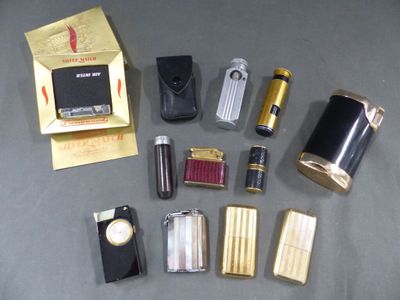 beaucoup de briquets et de briquets plus petits encore qui se trouvent sur la table