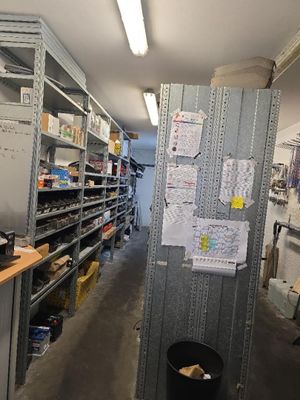 une pièce avec de nombreuses étagères et une poubelle à l'intérieur