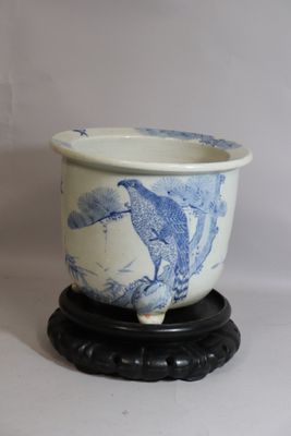 Cache pot en porcelaine émaillée blanc bleu de Chine à décor… - Photo 1