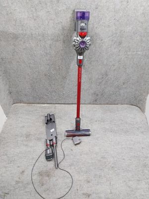 une photo d'un aspirateur filaire et d'une serpillière filaire