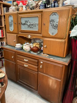 Buffet deux corps en bois naturel ouvrant par des vantaux et…