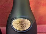une bouteille de champagne posée sur une table à côté d'une bouteille de vin
