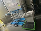 Plusieurs chariots à bagages sont alignés dans le couloir d'un train