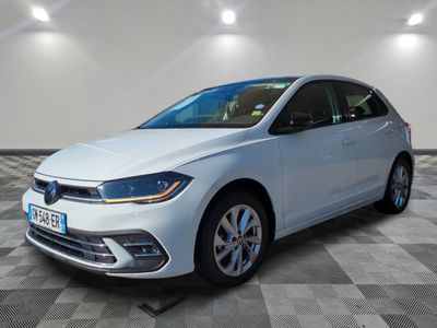 une Volkswagen Golf blanche dans une pièce au sol à carreaux