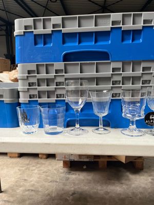 plusieurs verres à vin vides posés sur une table dans un entrepôt