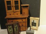 Meubles de maison de poupée présentés sur une surface blanche avec un fond noir