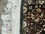 un gros plan d'un tapis sur lequel est allongé un chat