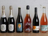 plusieurs bouteilles de vin sont alignées sur une table en bois