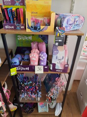 beaucoup de jouets sur les étagères du magasin