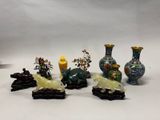 cinq vases posés les uns à côté des autres sur une table