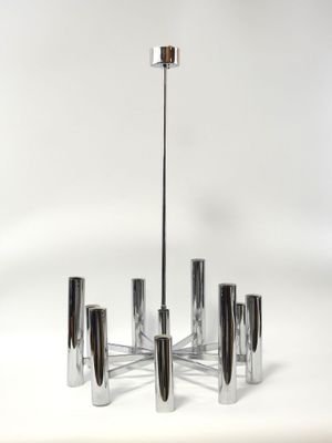 un lustre chromé composé de six cylindres chromés et d'un sommet en bois