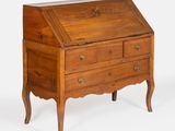 une image représentant un petit bureau en bois muni de tiroirs
