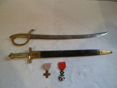 deux épées et une médaille posées sur une table