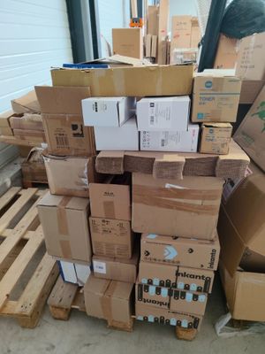 de nombreux cartons empilés les uns sur les autres dans un entrepôt
