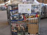 un chariot contenant de nombreux articles dans un entrepôt