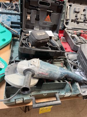 de nombreux outils posés sur une table
