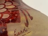 une main qui tient un vase en verre contenant des fleurs