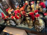beaucoup de casques posés sur une table