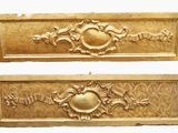 une paire de boîtes aux lettres en métal doré ornées de motifs élaborés