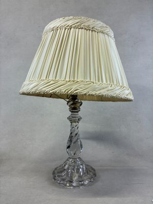 une lampe équipée d'un abat-jour blanc