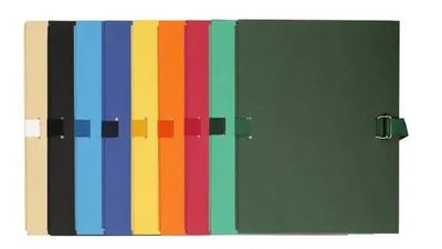 un large assortiment de chemises multicolores sur fond blanc