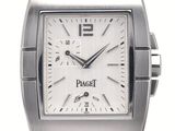une montre en argent avec un cadran blanc et un bracelet en cuir noir