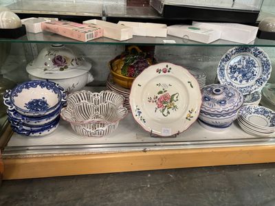 plusieurs assiettes et bols exposés dans une vitrine