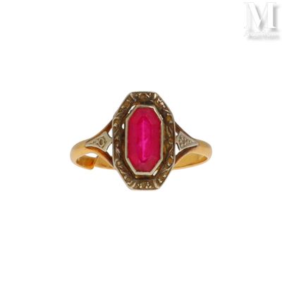 gros plan d'une bague en or avec une pierre rose