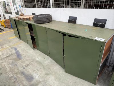 une armoire verte sur laquelle est posé un pneu