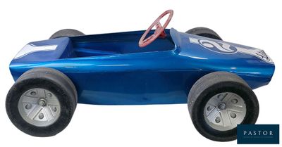 une petite voiture bleue avec un système de direction et un volant